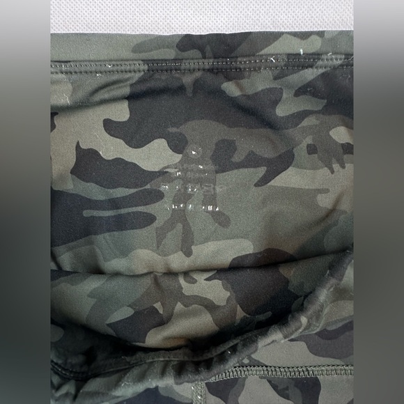 Camo Print High-Waisted Active Leggings with Side Pockets – Size Small - Picture 5 of 9